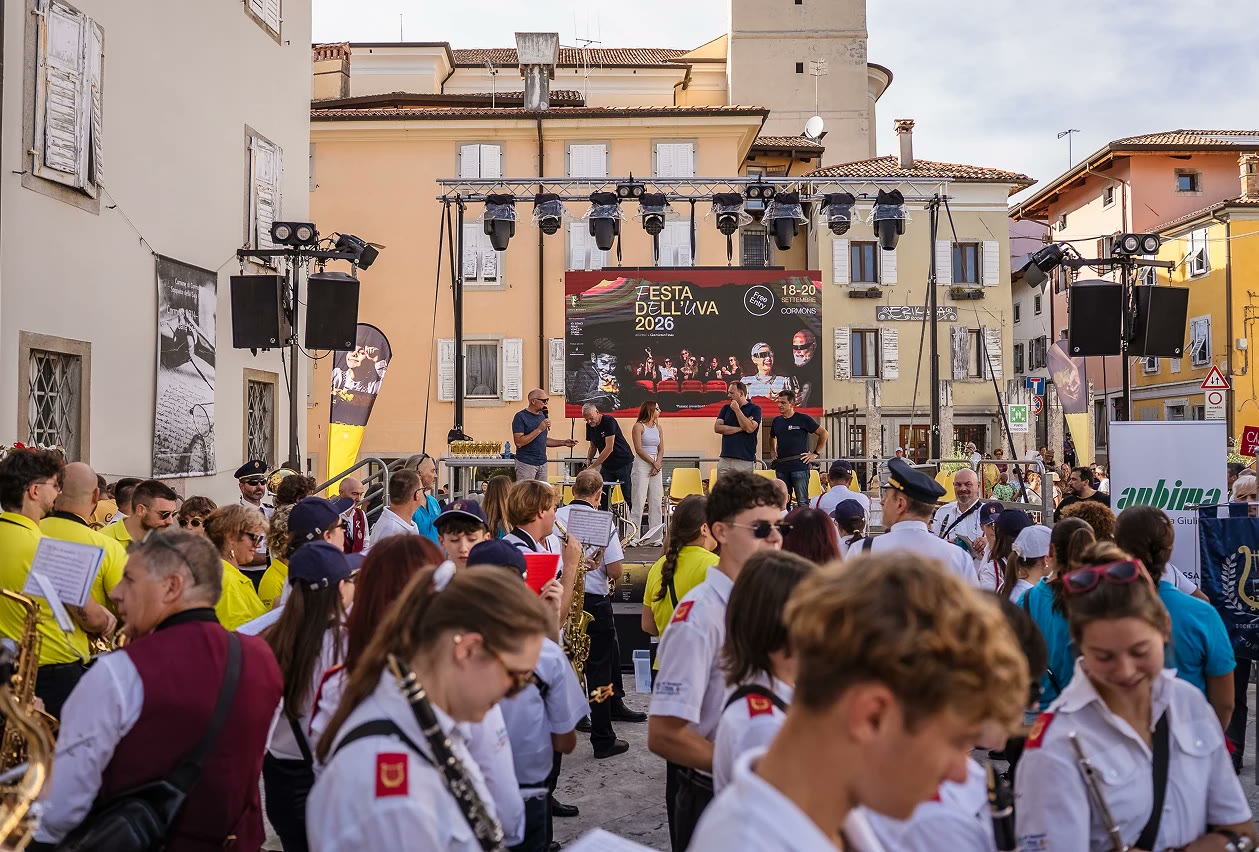 Banda davanti al palco della Festa dell'Uva 2026