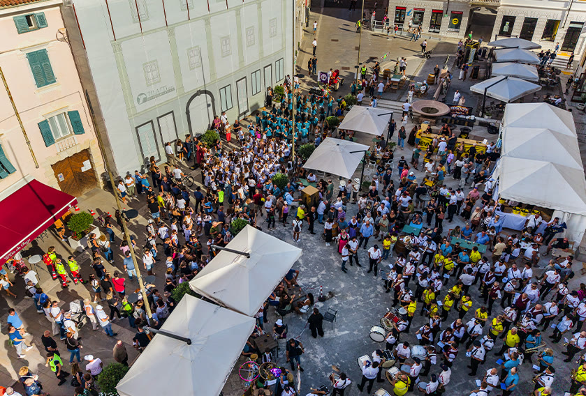 Piazza di Cormòns vista dall'alto durante la Festa dell'Uva