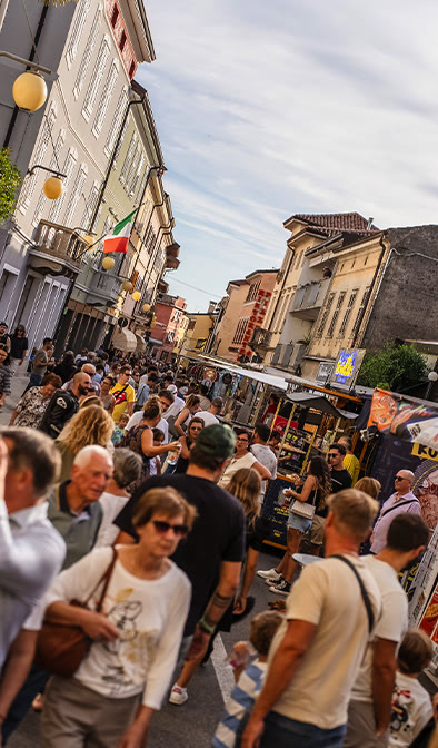 Folla per le vie di Cormòns alla Festa dell'Uva