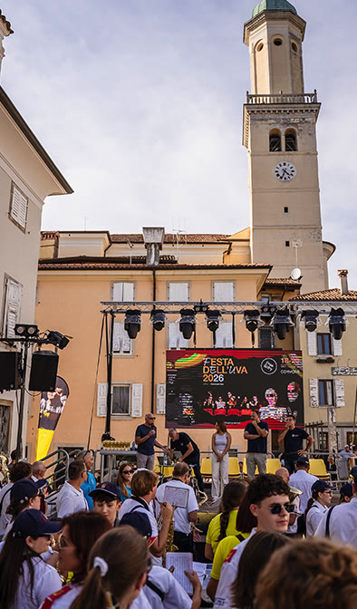 Palco della Festa dell'Uva davanti al campanile del Duomo