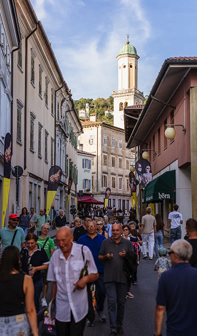 Via di Cormòns con il campanile sullo sfondo