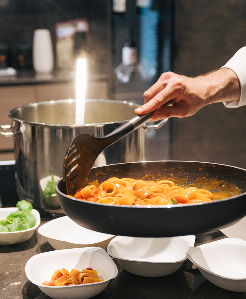 Case study FGV: showcooking nello stand Interzum per valorizzare il cassetto Cervino