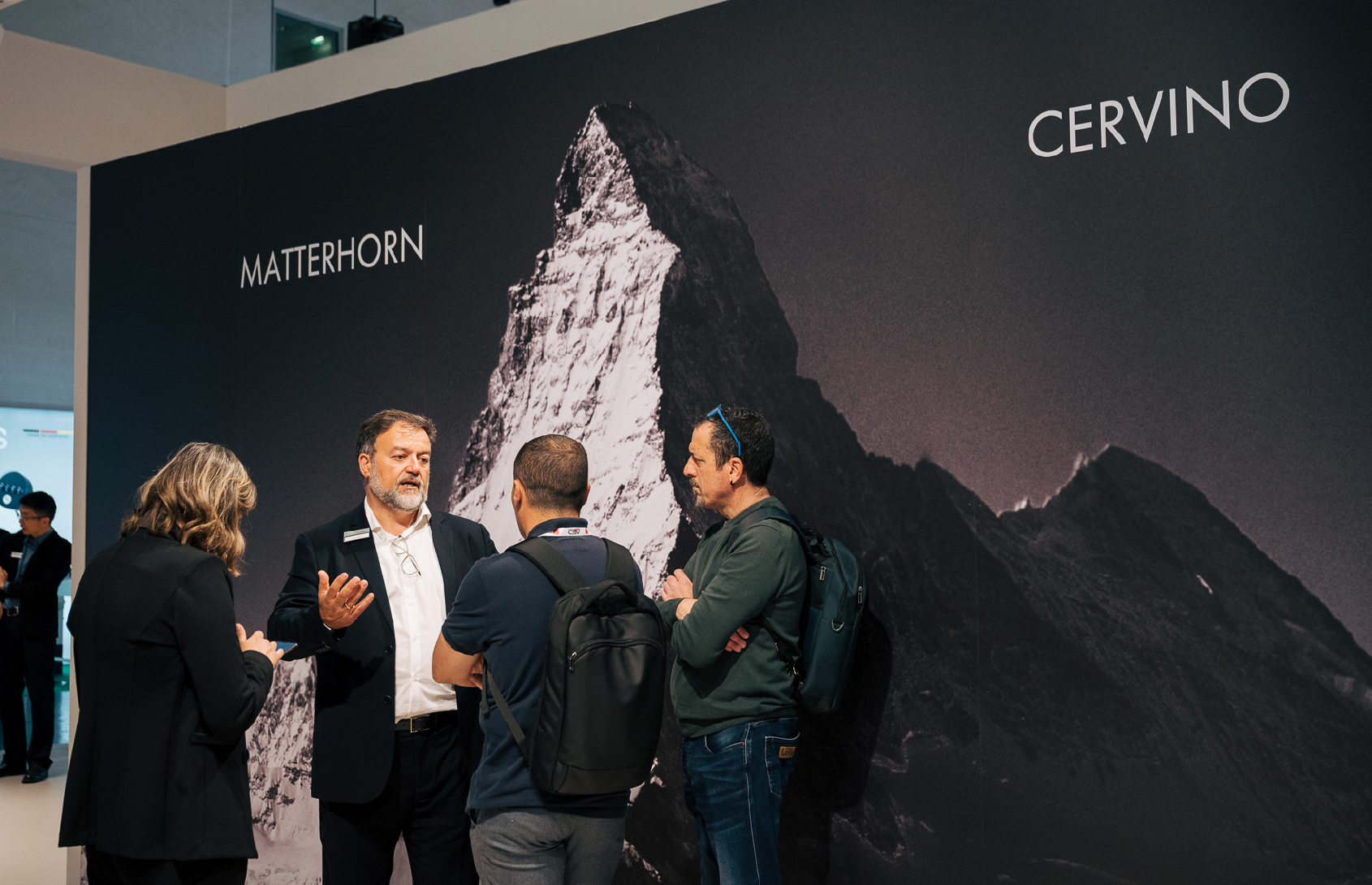 Case study FGV: sezione Via Italia dello stand Interzum con il Cervino e il Lago di Como