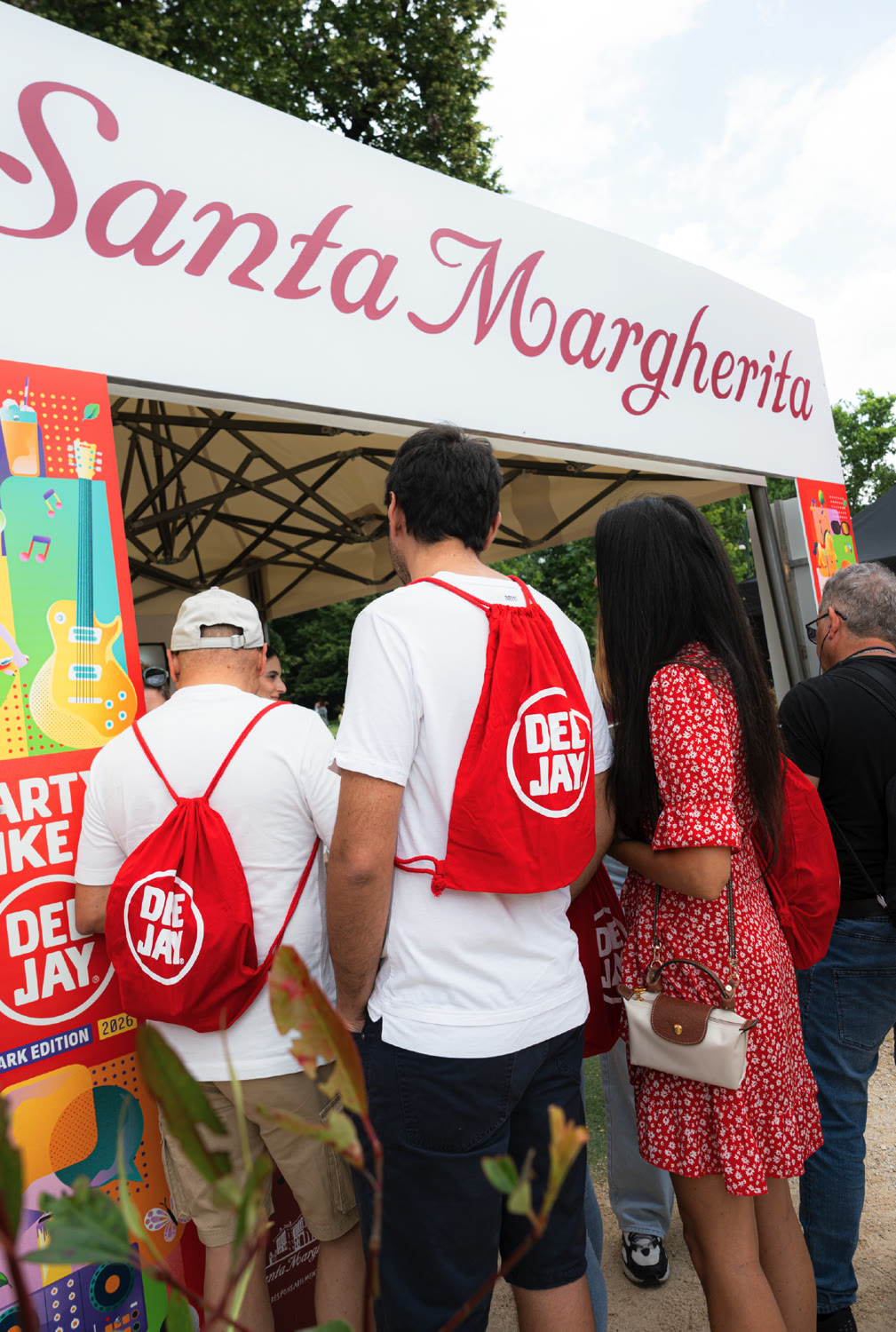 Pubblico in coda allo stand Santa Margherita a Party Like a Deejay