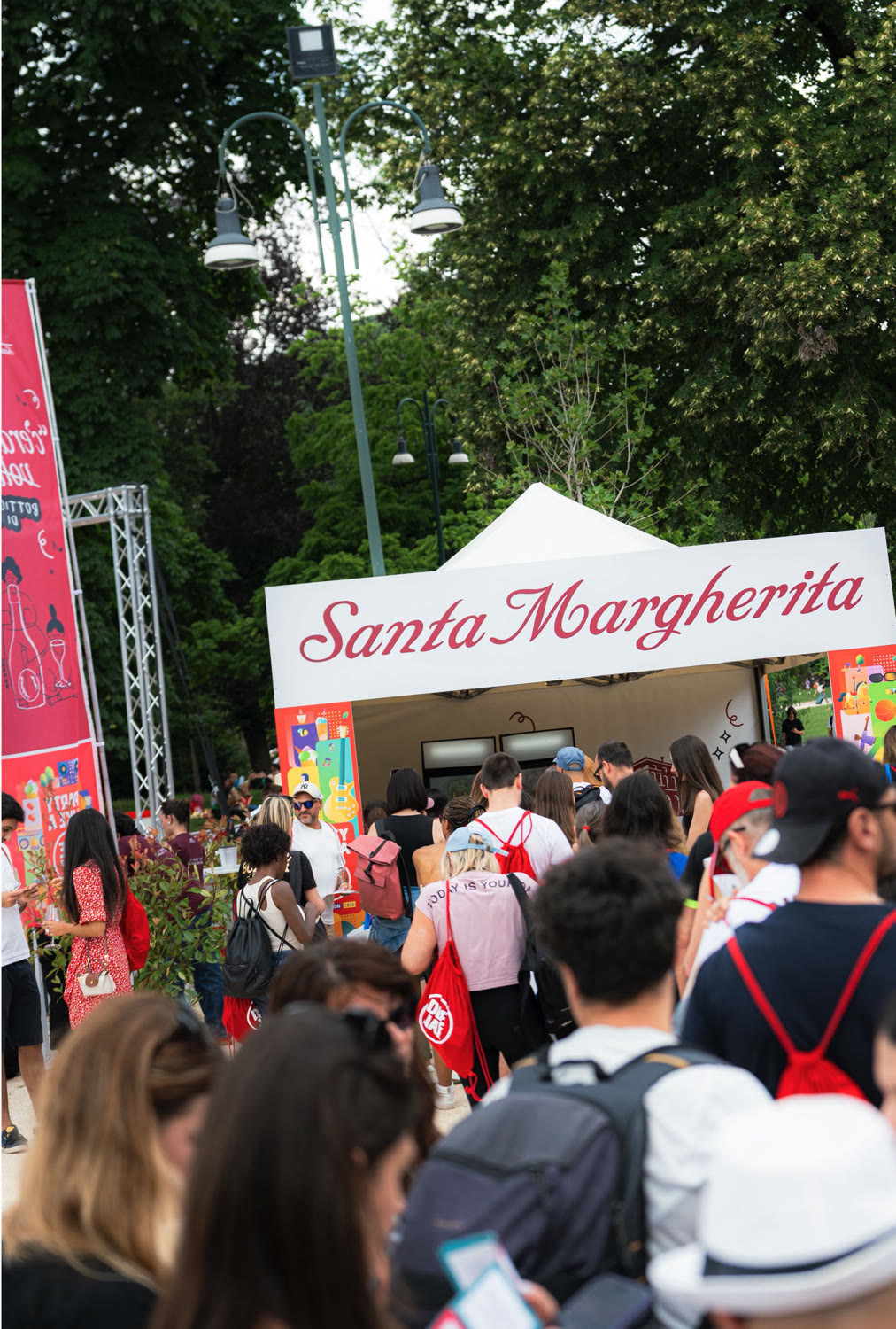 Lo stand Santa Margherita durante Party Like a Deejay a Milano