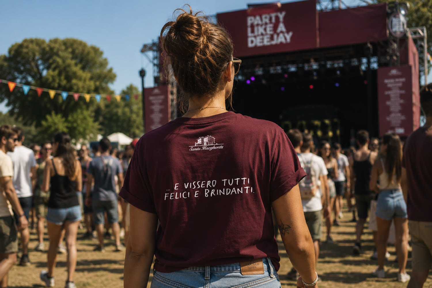 T-shirt Santa Margherita indossata davanti al palco di Party Like a Deejay
