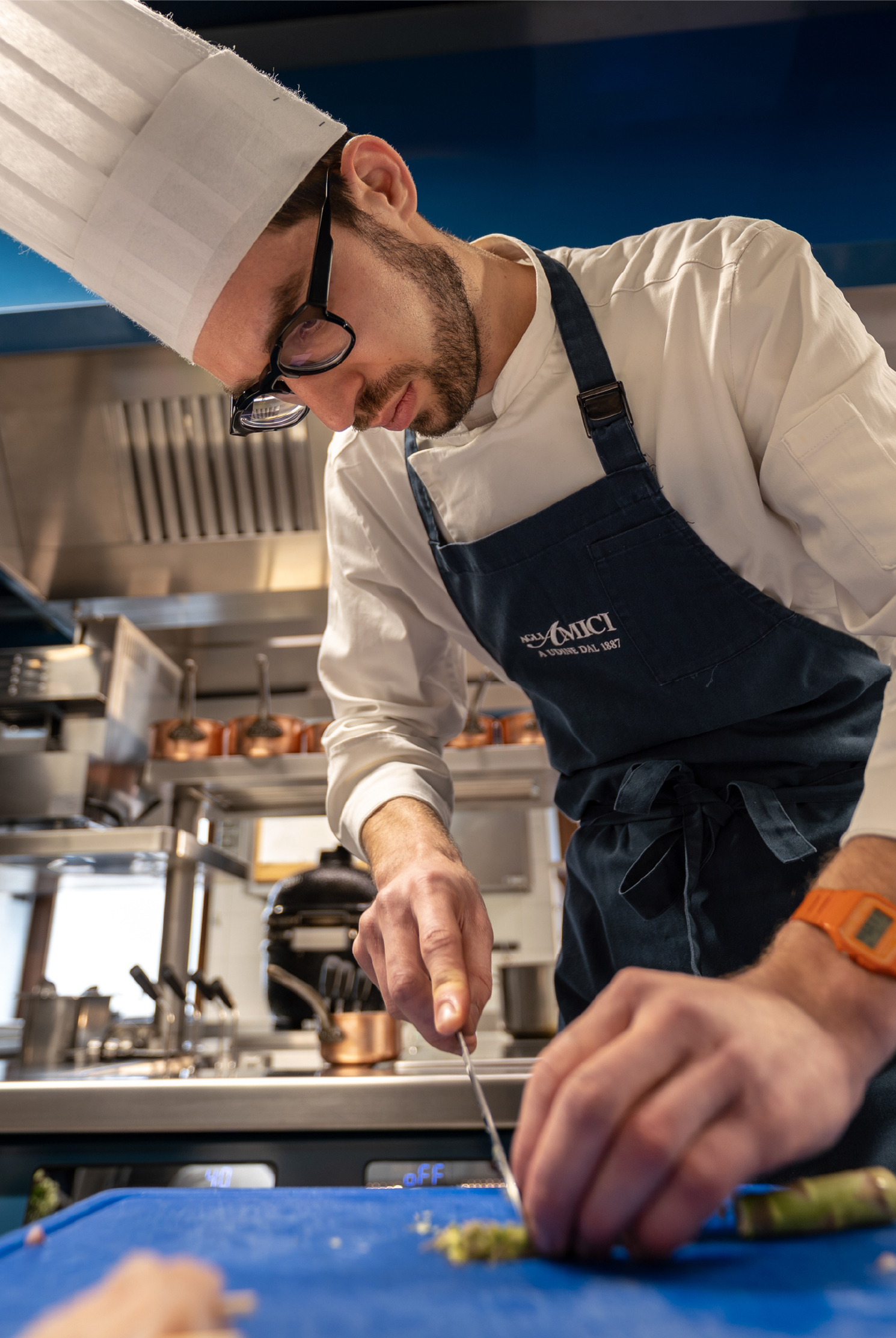 Chef al lavoro nella cucina di Agli Amici 1887