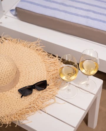 Dettaglio del beach club CBC con atmosfera elegante sul mare