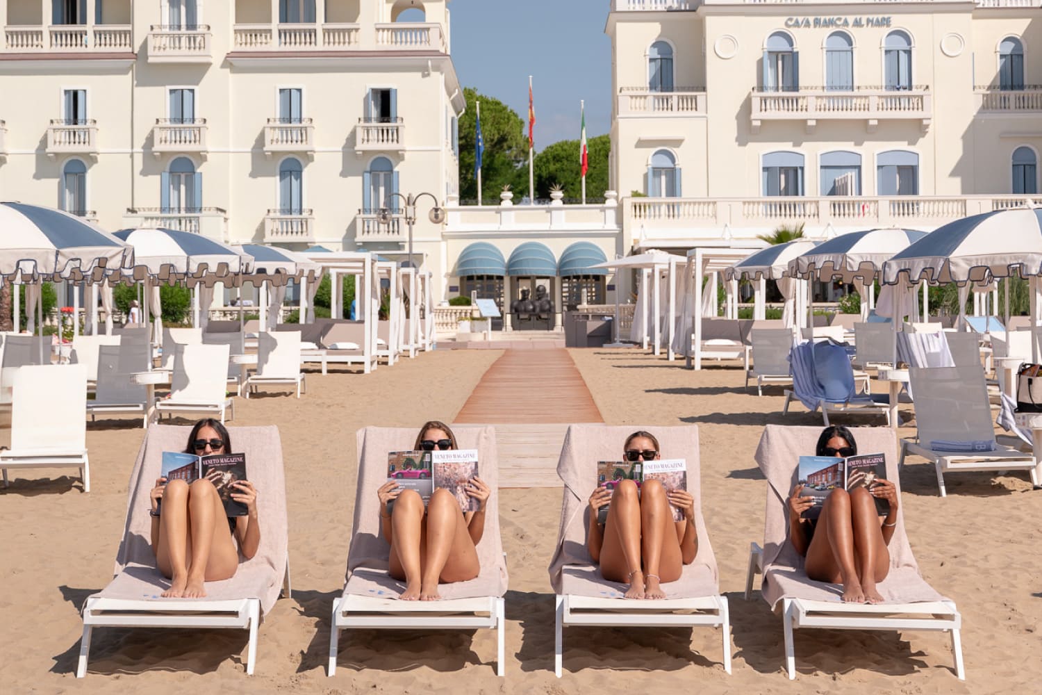 Spazio esterno del CBC Beach Club fotografato per il progetto