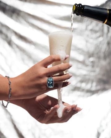 Dettaglio di gioielli e styling nello shooting per Le Visage