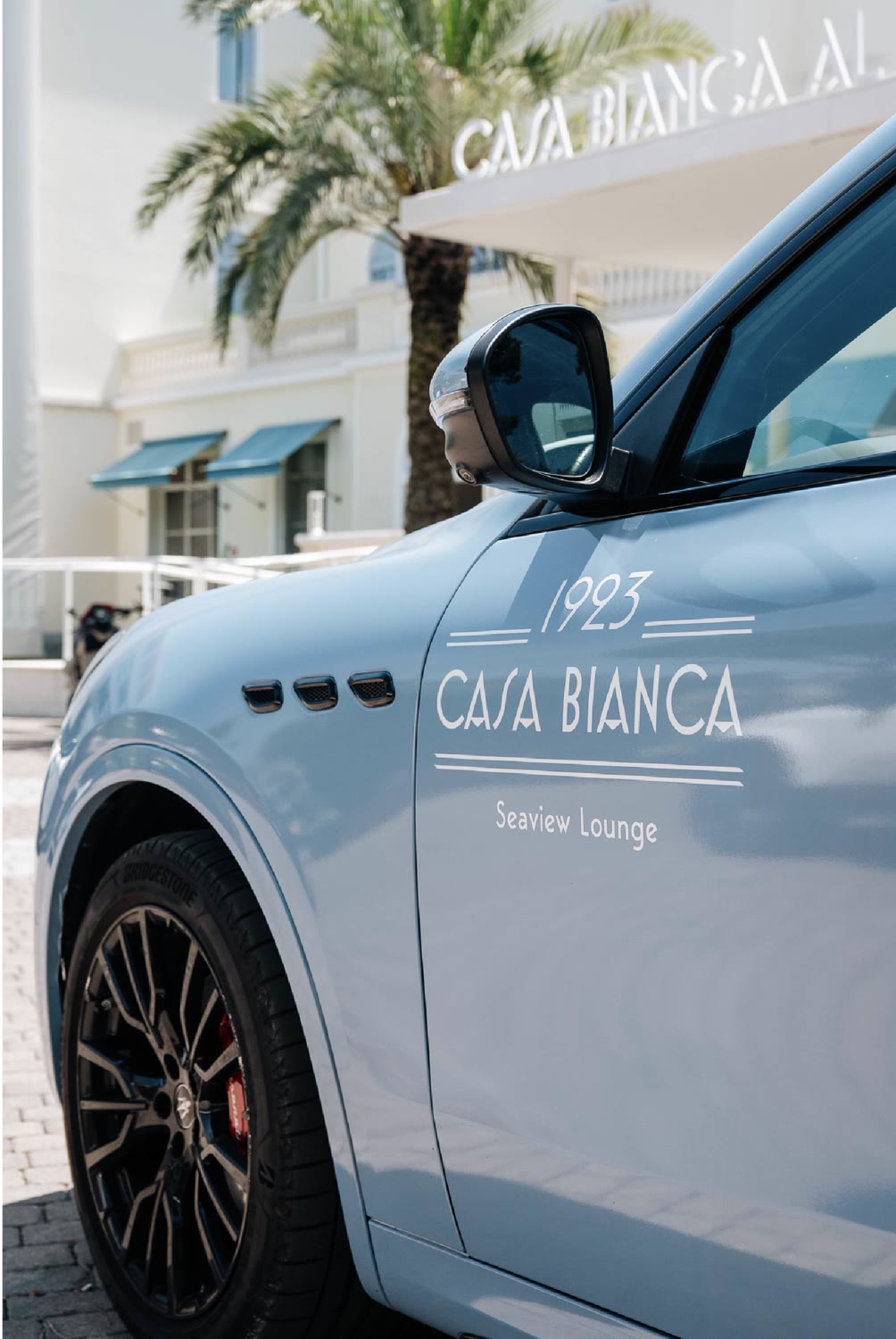 Car branding 1923 Casa Bianca Seaview Lounge davanti all'hotel
