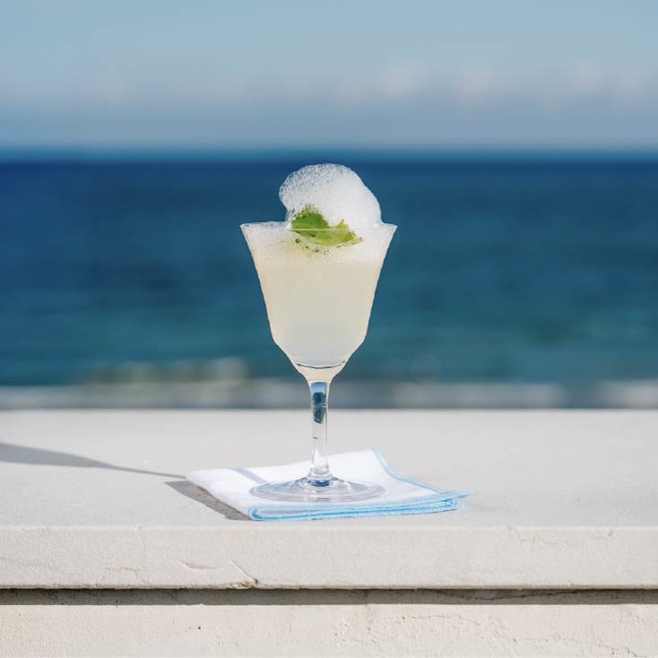 Cocktail signature di 1923 Casa Bianca davanti al mare