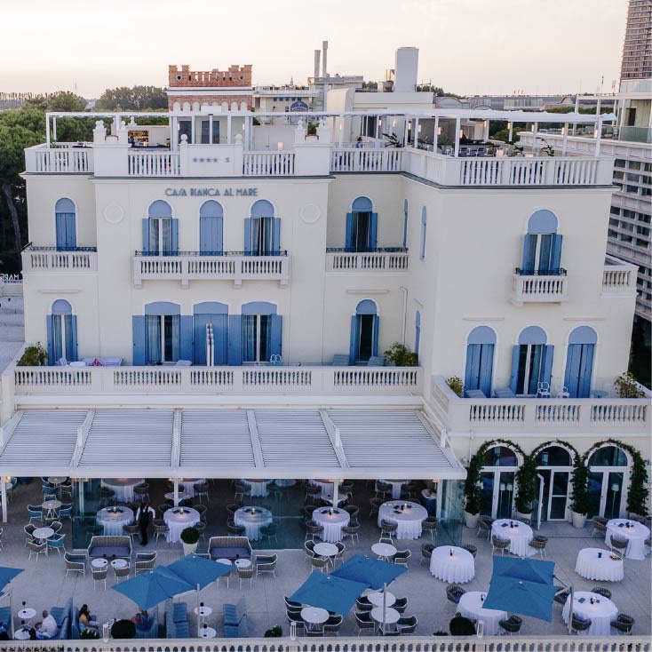 La terrazza dell'Hotel Casa Bianca al mare a Jesolo
