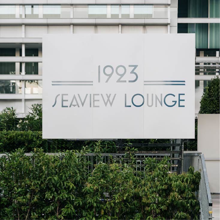 Insegna 1923 Seaview Lounge del rooftop di Jesolo