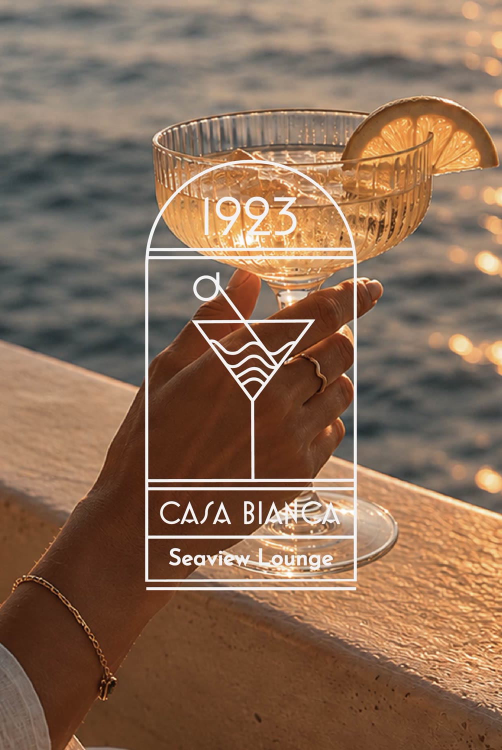 Marchio 1923 Casa Bianca su un cocktail al tramonto davanti al mare