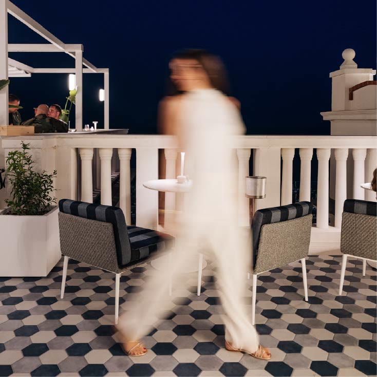 Il pavé esagonale in stile moresco del rooftop 1923 Casa Bianca