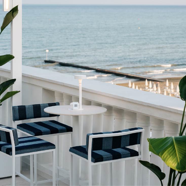 Tavolini della terrazza Seaview Lounge con vista sul mare di Jesolo