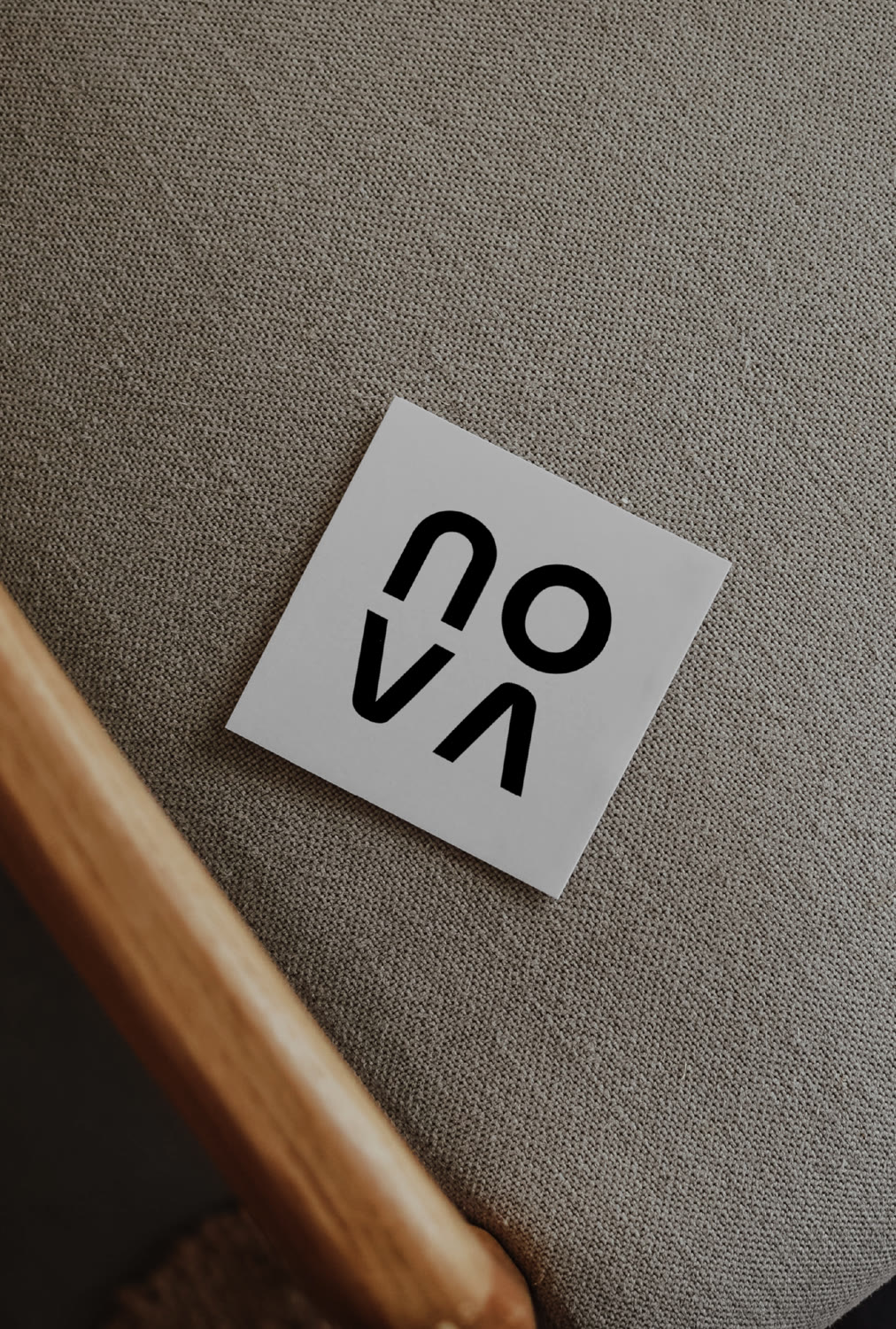 Card con il logo NOVA, mockup