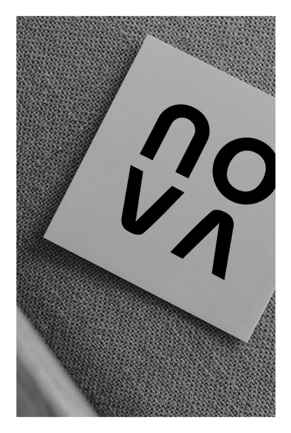 Card NOVA in bianco e nero, dettaglio