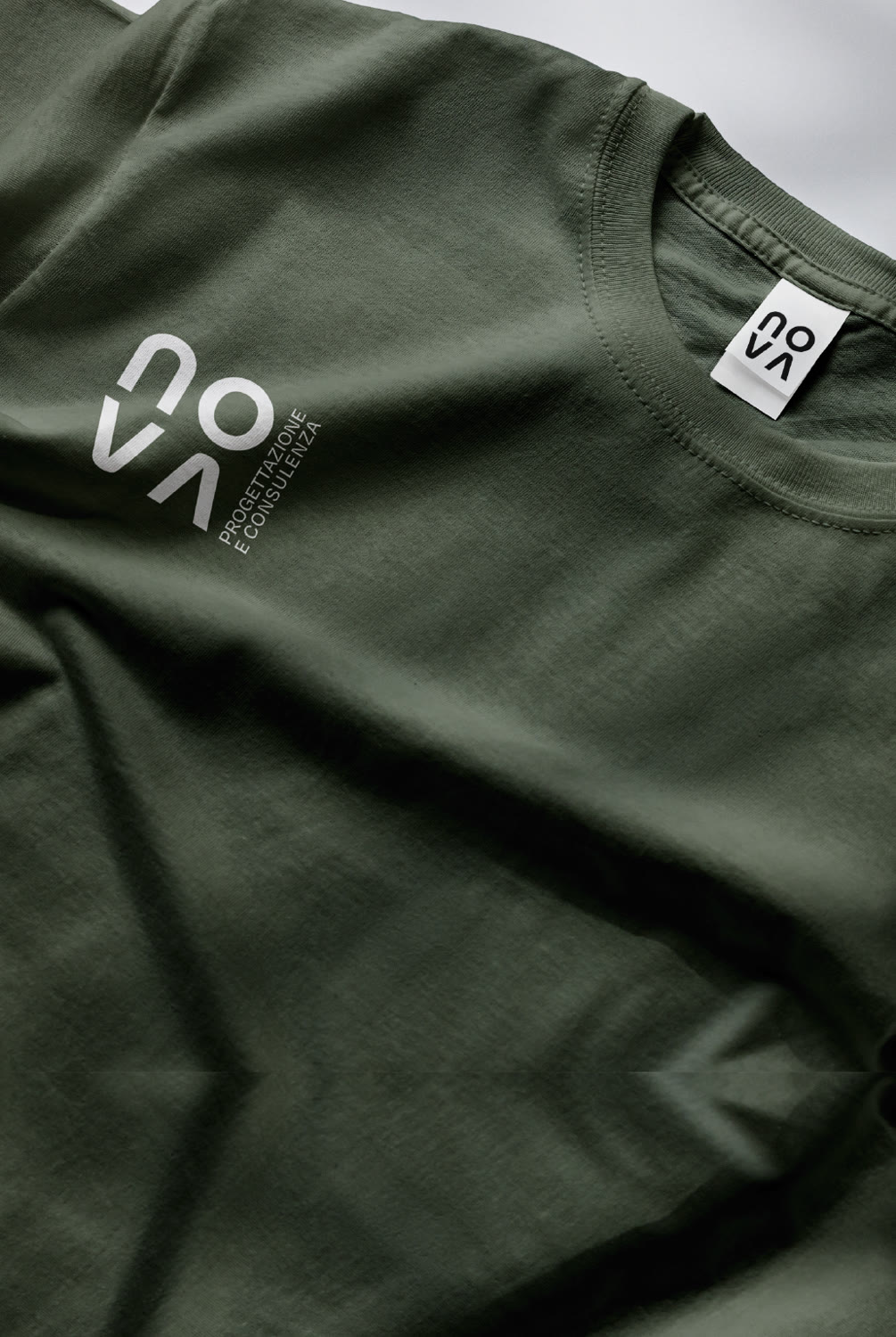 T-shirt verde con il logo NOVA