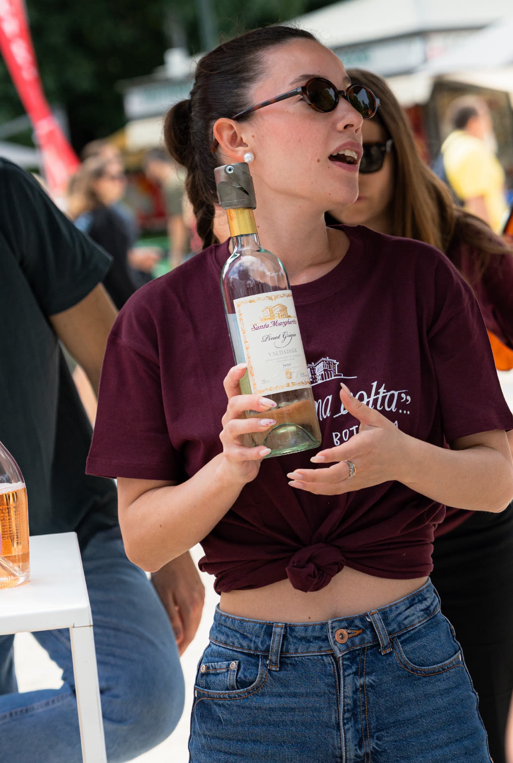 Brand ambassador Santa Margherita con bottiglia di Pinot Grigio Valdadige