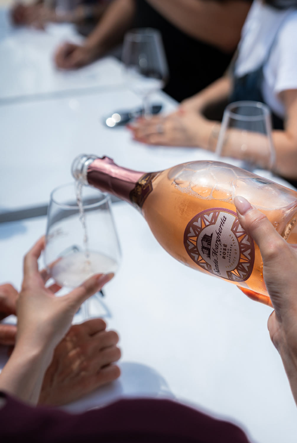 Vino Rosé Santa Margherita versato nel calice