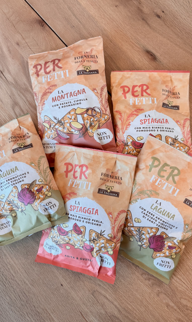 Le buste in carta stropicciata color avana dei gusti Per Fetti La Fagiana su tavolo in legno