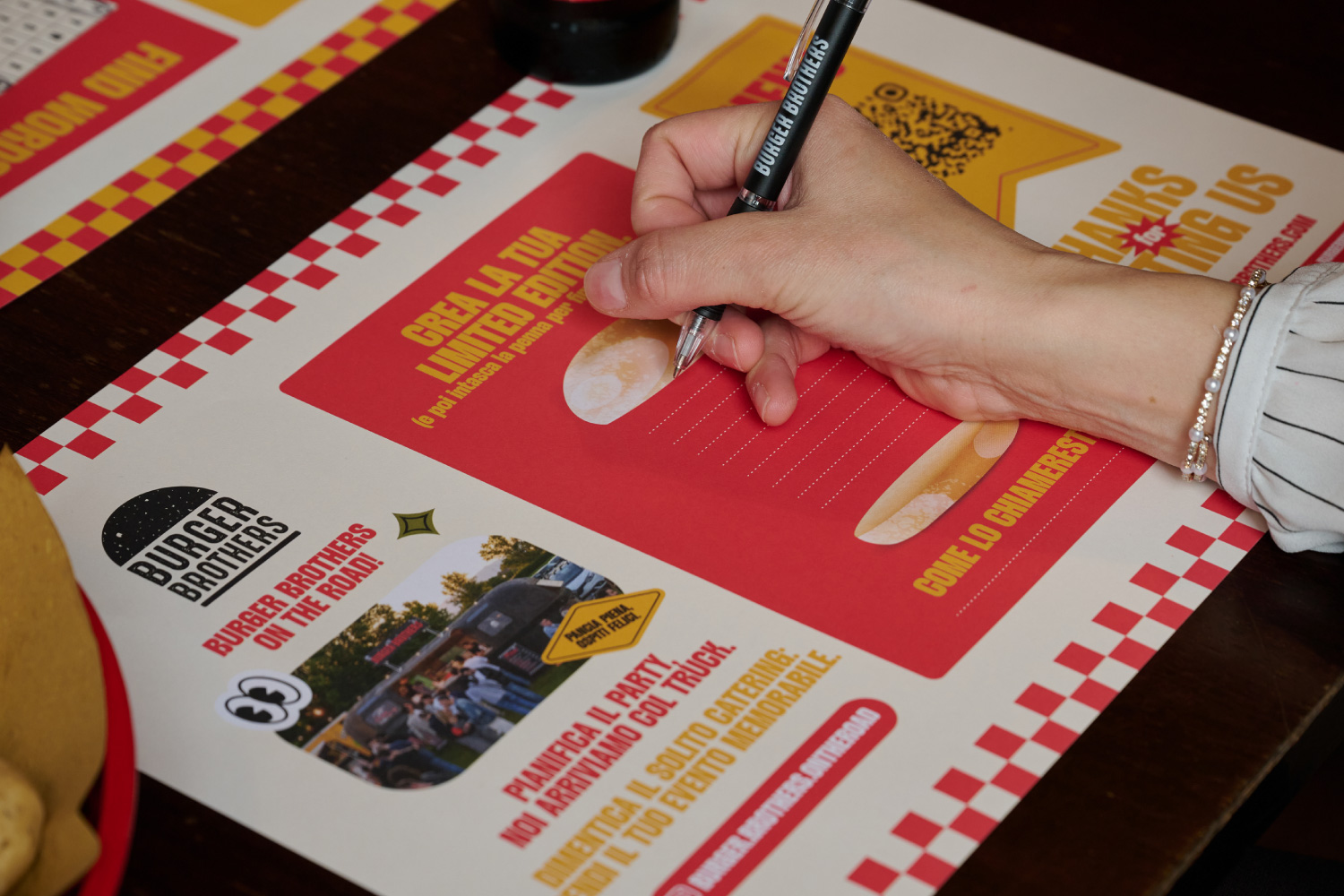 Layout grafico packaging e social media Burger Brothers
